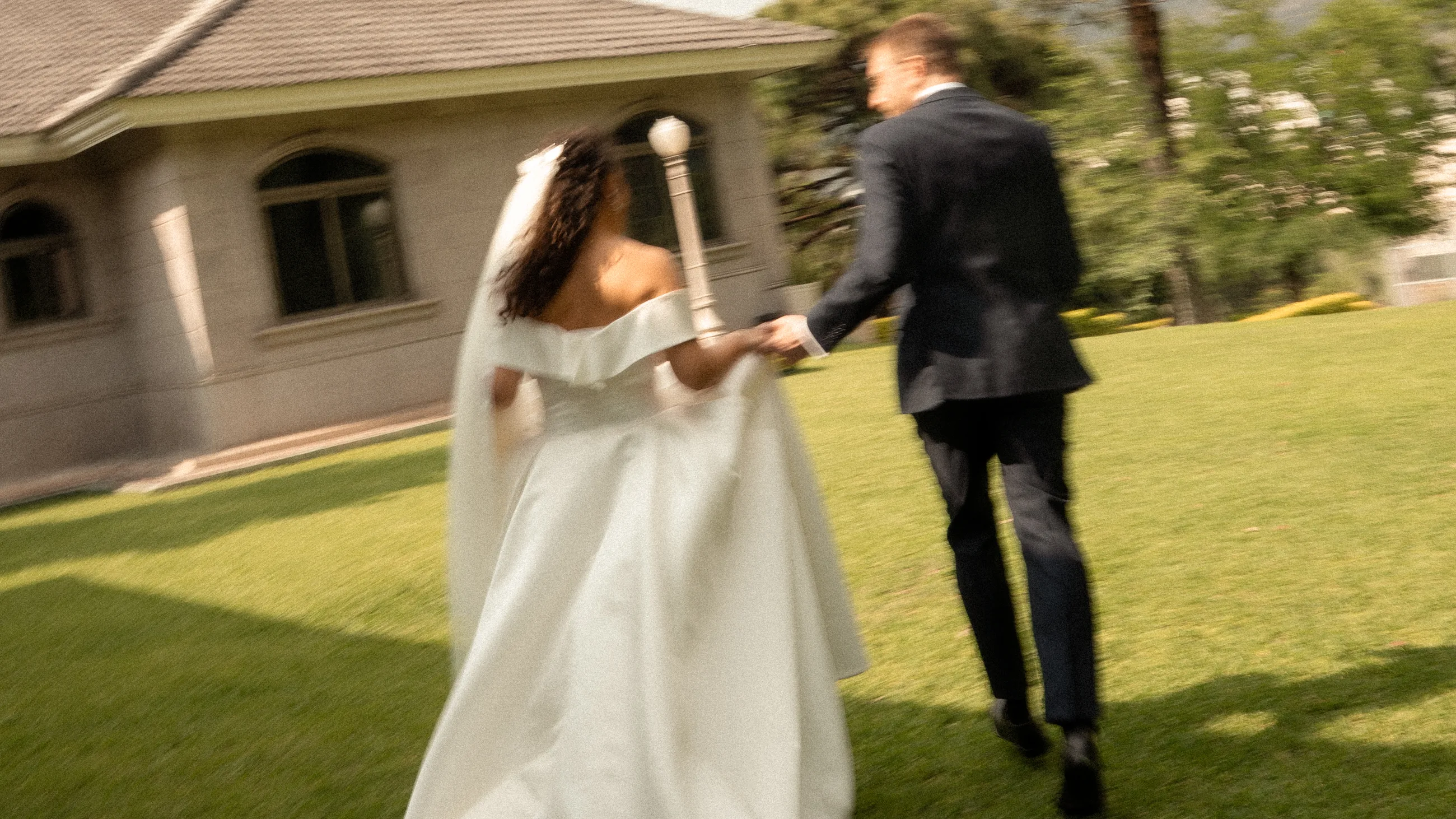 Fer and Julián walking hand in hand across the garden